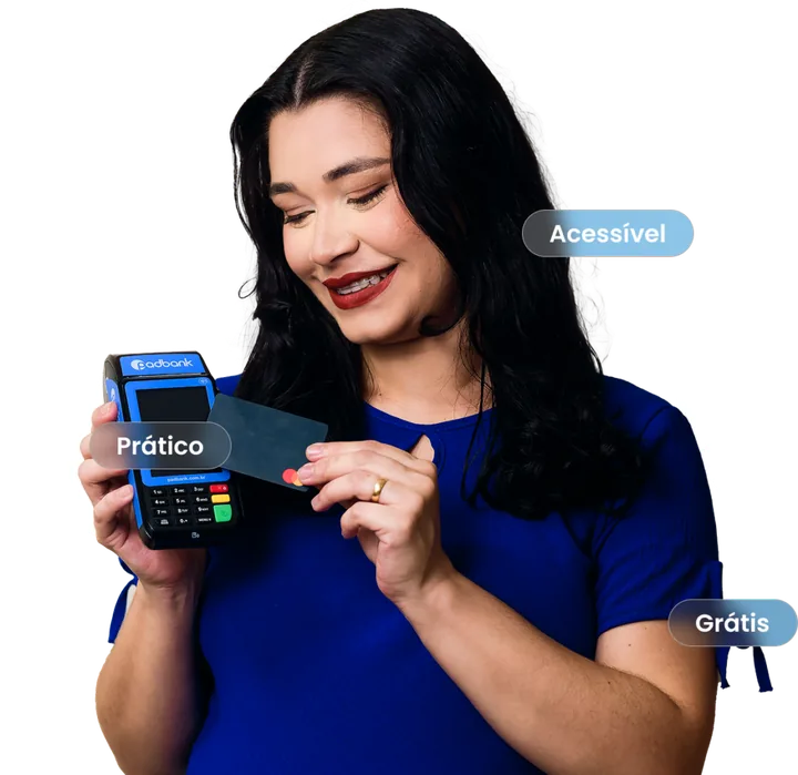 Mulher segurando a maquininha Padmoney+